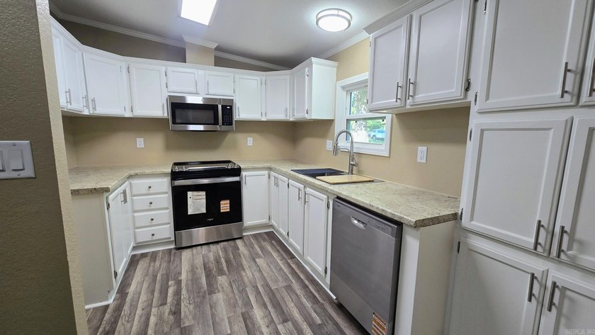 THIS IS BASICALLY A BRAND NEW HOME!! New subfloors, new - photo 9
