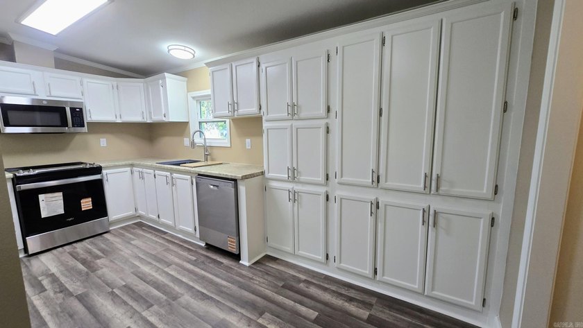 THIS IS BASICALLY A BRAND NEW HOME!! New subfloors, new - photo 10