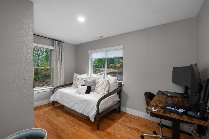Newer custom home in the forest in Alderbrook - photo 19