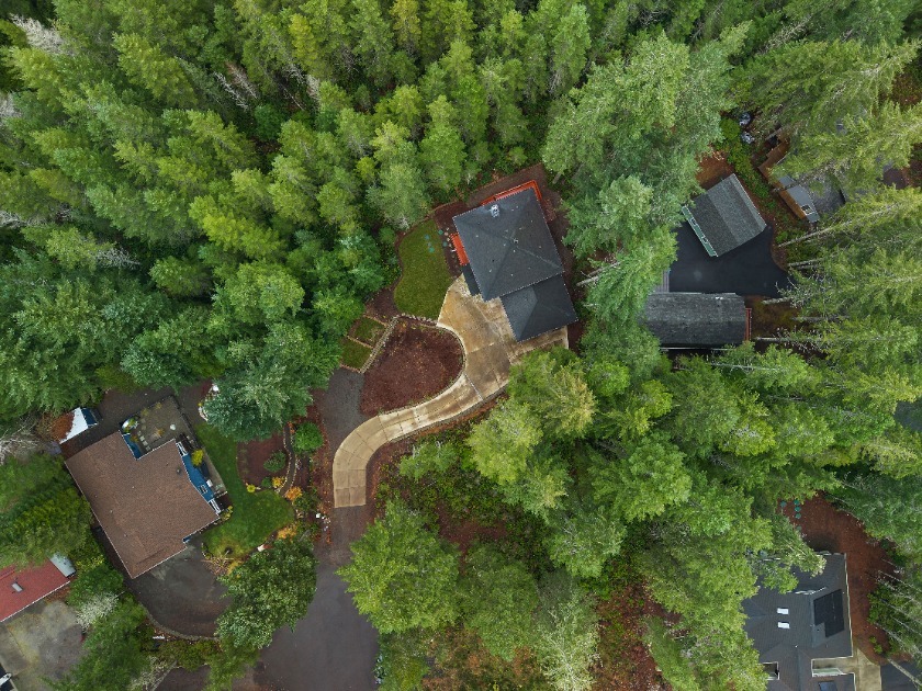 Newer custom home in the forest in Alderbrook - photo 39