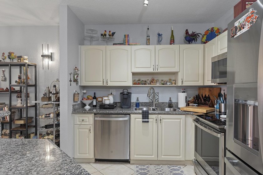 Beautiful 3-bedroom, 2.5-bath townhouse in the highly - photo 22