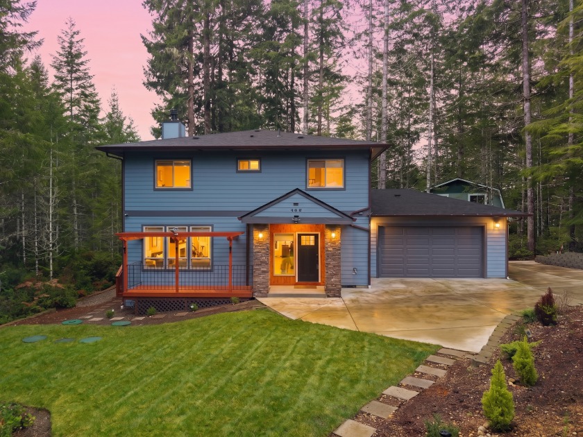 Newer custom home in the forest in Alderbrook - photo 43