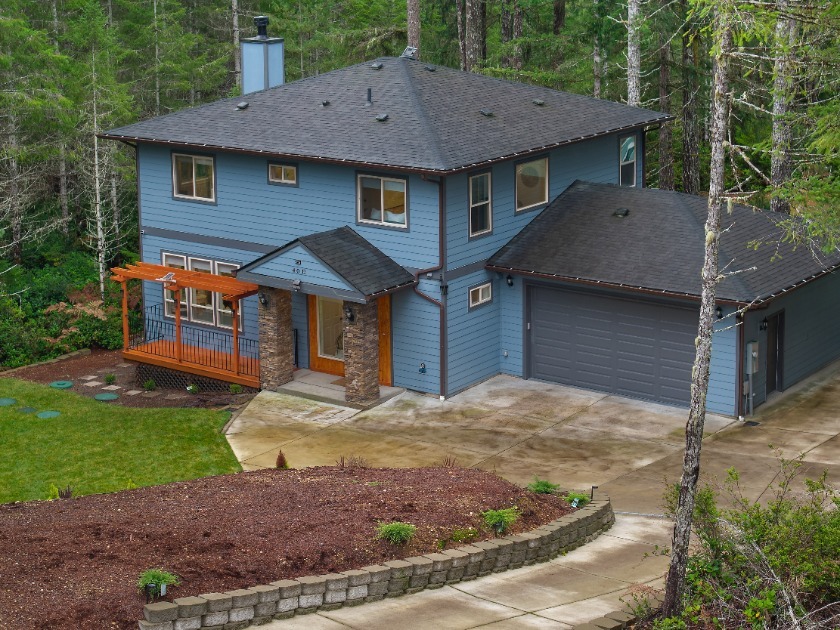 Newer custom home in the forest in Alderbrook - photo 37