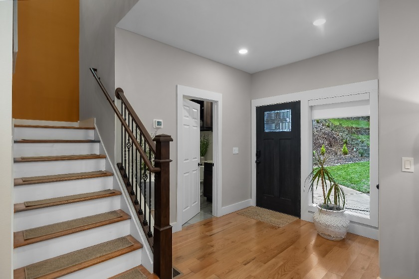 Newer custom home in the forest in Alderbrook - photo 4