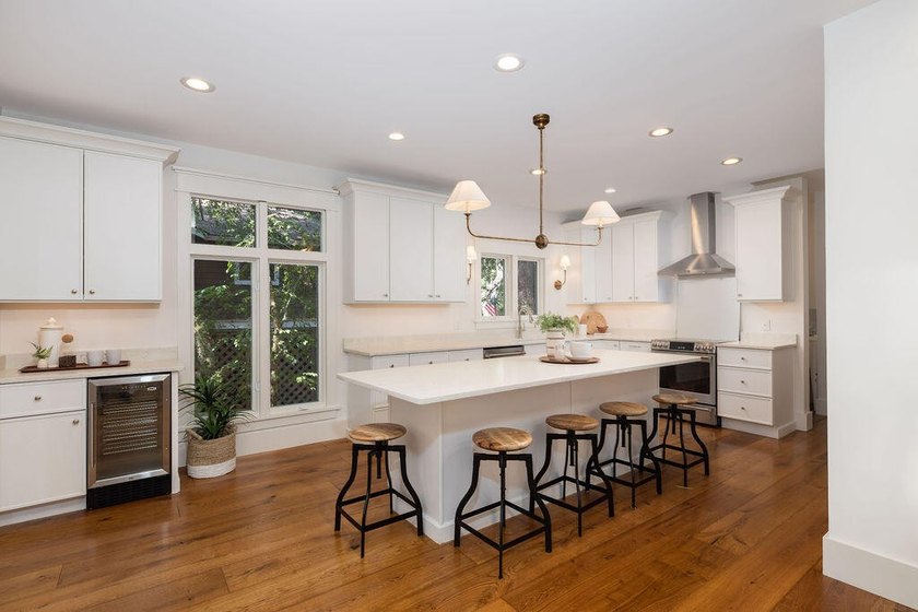 Thoughtfully renovated with a curated selection of designer - photo 3