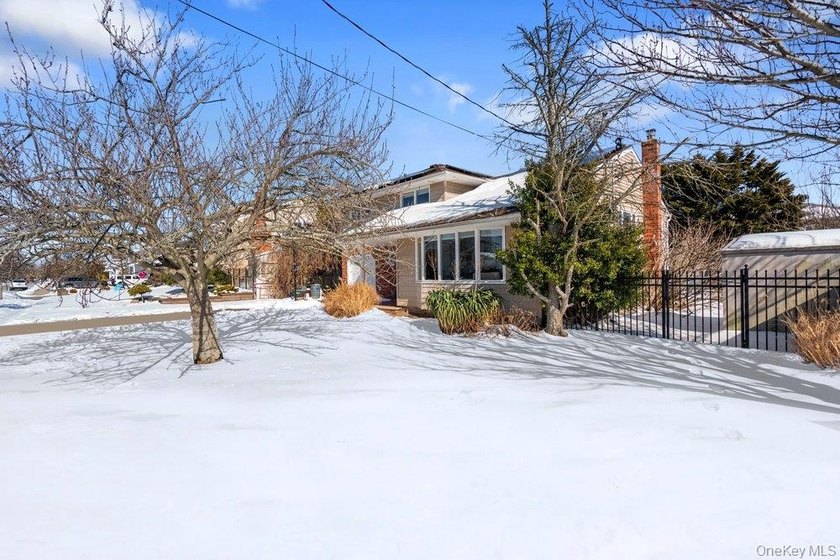 Welcome to 60 Leewater Ave. This sprawling split-level three - photo 24