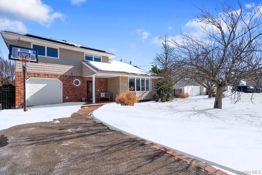 Welcome to 60 Leewater Ave. This sprawling split-level three - photo 27
