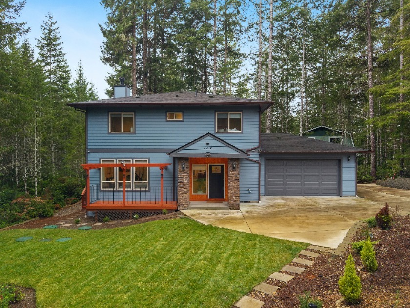 Newer custom home in the forest in Alderbrook - photo 41