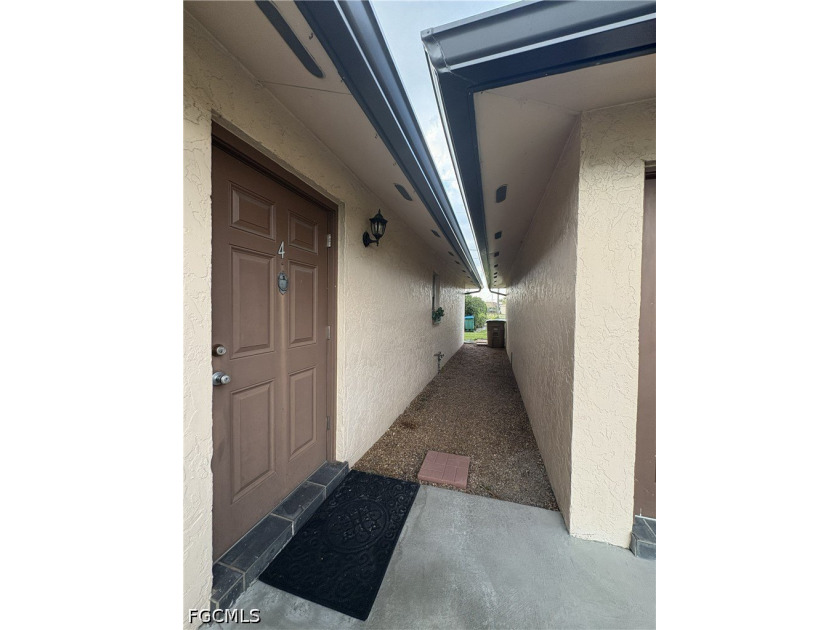 This move-in-ready 2-bedroom, 1-bathroom ground-floor condo - photo 3