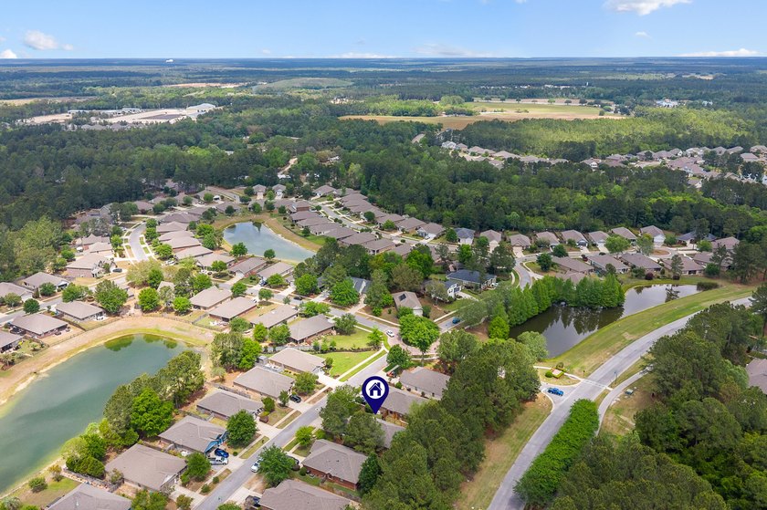 Newer LVP flooring flows through this open-concept Hammock Bay - photo 33