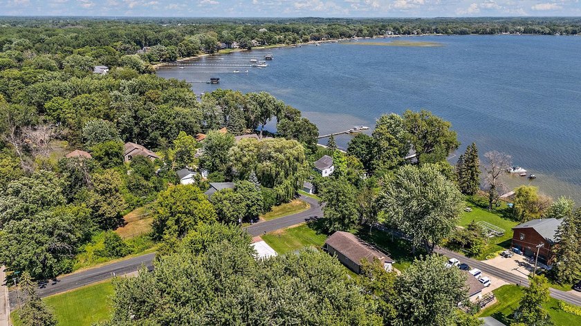 An absolute treasure, steps to Forest Lake-lake. Wonderfully - photo 33