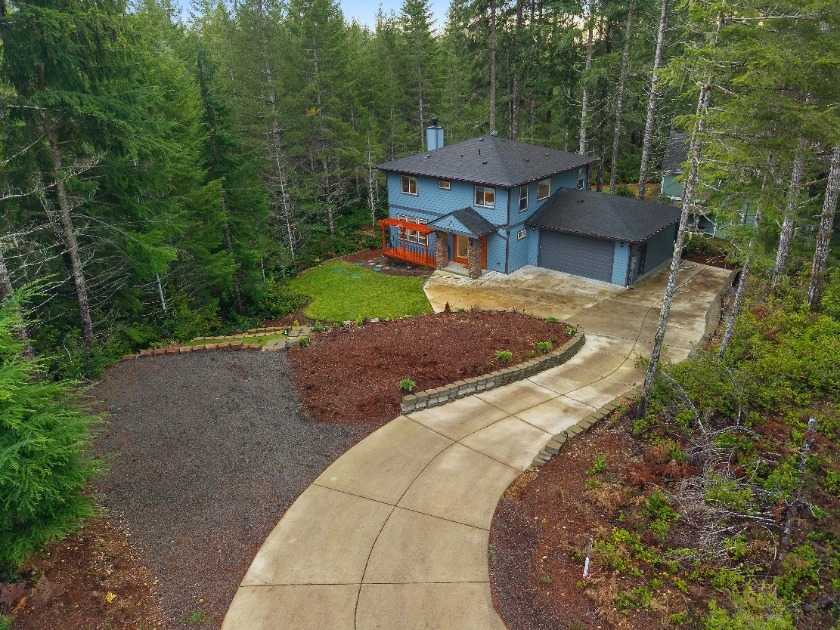 Newer custom home in the forest in Alderbrook - photo 36