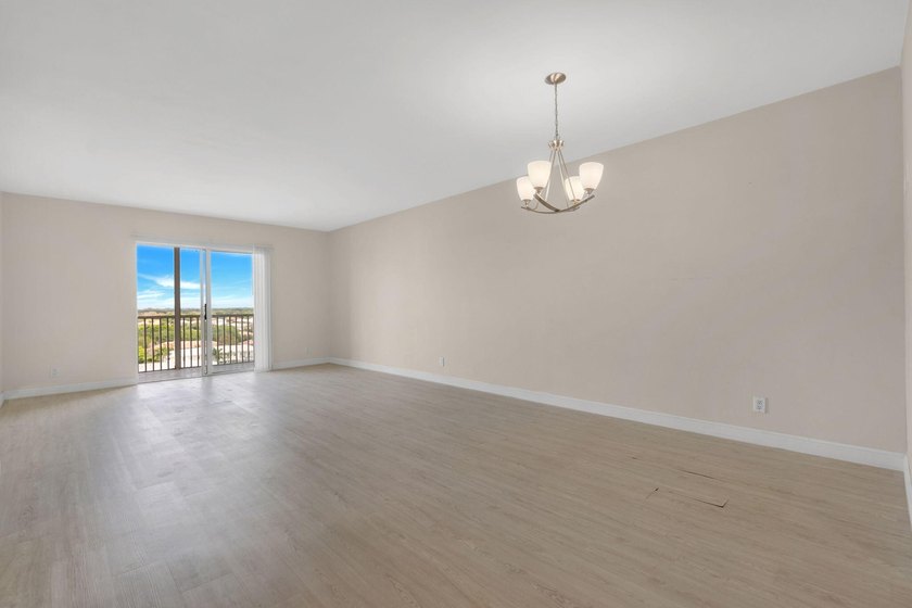 Highly sought-after high-rise condo in the heart of Coral - photo 2