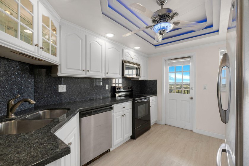 Highly sought-after high-rise condo in the heart of Coral - photo 5
