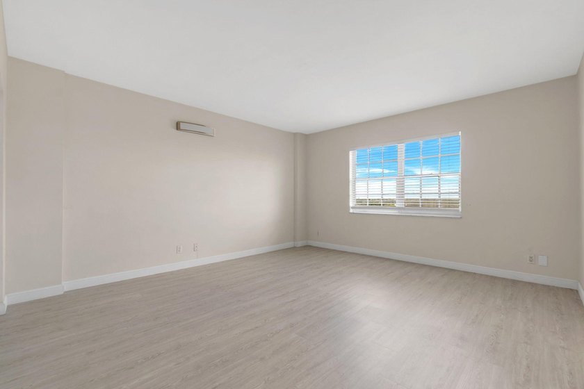Highly sought-after high-rise condo in the heart of Coral - photo 7