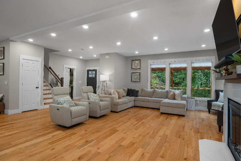 Newer custom home in the forest in Alderbrook - photo 8