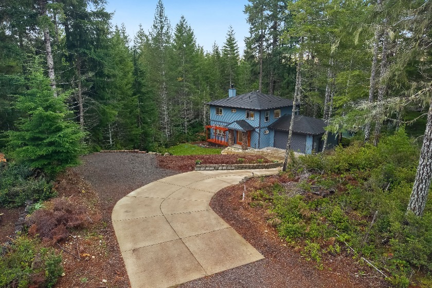 Newer custom home in the forest in Alderbrook - photo 35