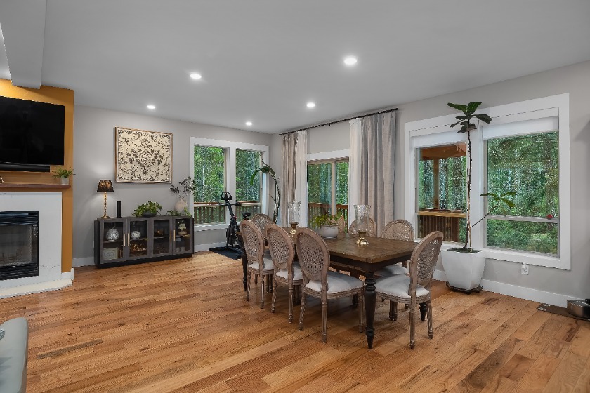 Newer custom home in the forest in Alderbrook - photo 11