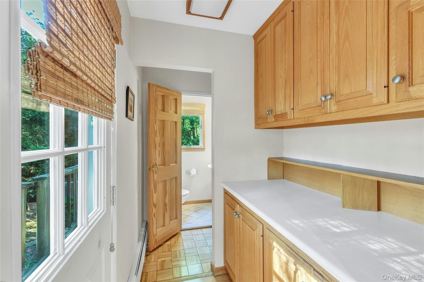 Custom 3 bedroom, 1.5 bath Colonial in the heart of Sayville! - photo 11