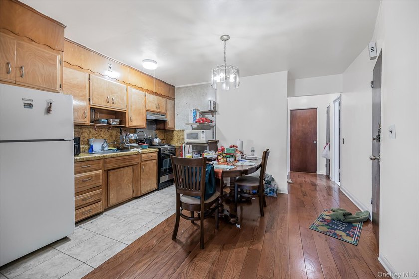 Welcome to this spacious two-family home located in the Edenwald - photo 16