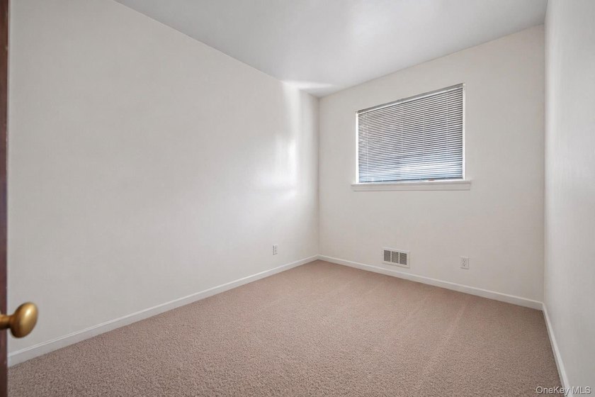 Welcome to this spacious two-family home located in the Edenwald - photo 21