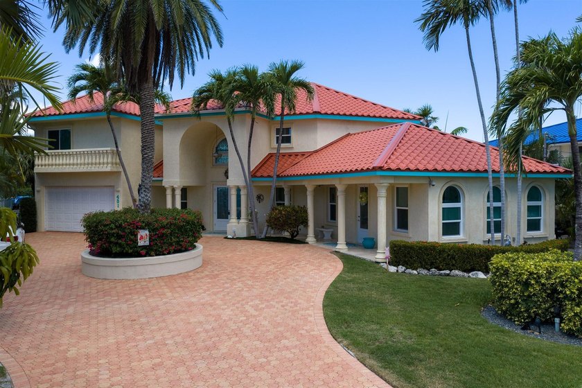 Discover an exceptional D'Asign Source designer home in - photo 4