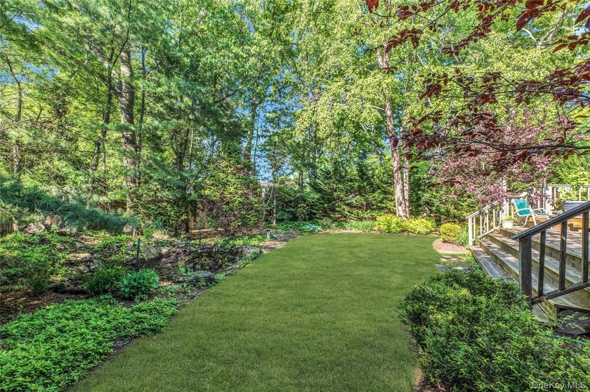 Custom 3 bedroom, 1.5 bath Colonial in the heart of Sayville! - photo 26
