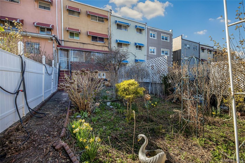 Welcome to this spacious two-family home located in the Edenwald - photo 27