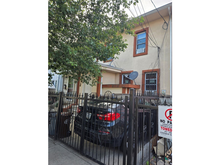 Welcome to this beautifully maintained attached one-family home - photo 3