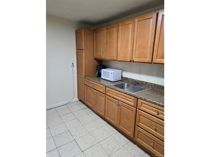 Welcome to this beautifully maintained attached one-family home - photo 6