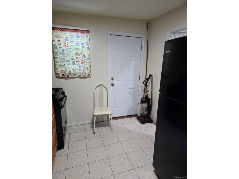 Welcome to this beautifully maintained attached one-family home - photo 7