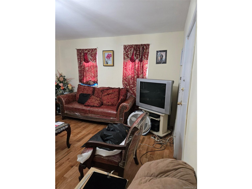 Welcome to this beautifully maintained attached one-family home - photo 9