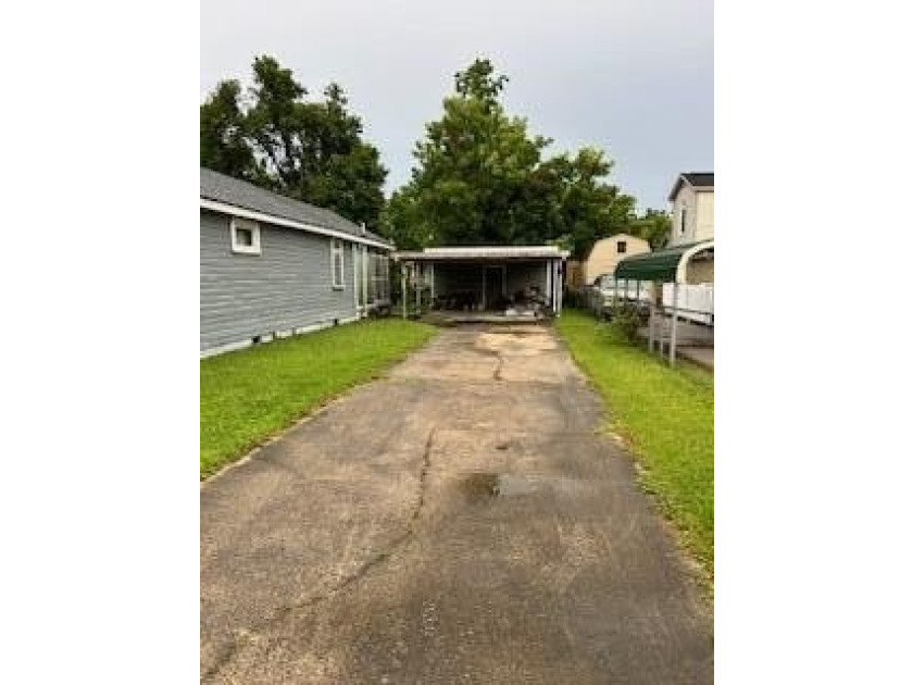 Unlock the potential of this 4 bedroom, 1 bath home in the heart - photo 3
