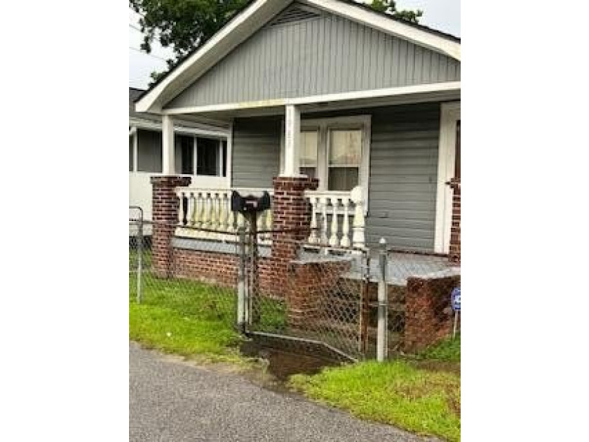 Unlock the potential of this 4 bedroom, 1 bath home in the heart - photo 8