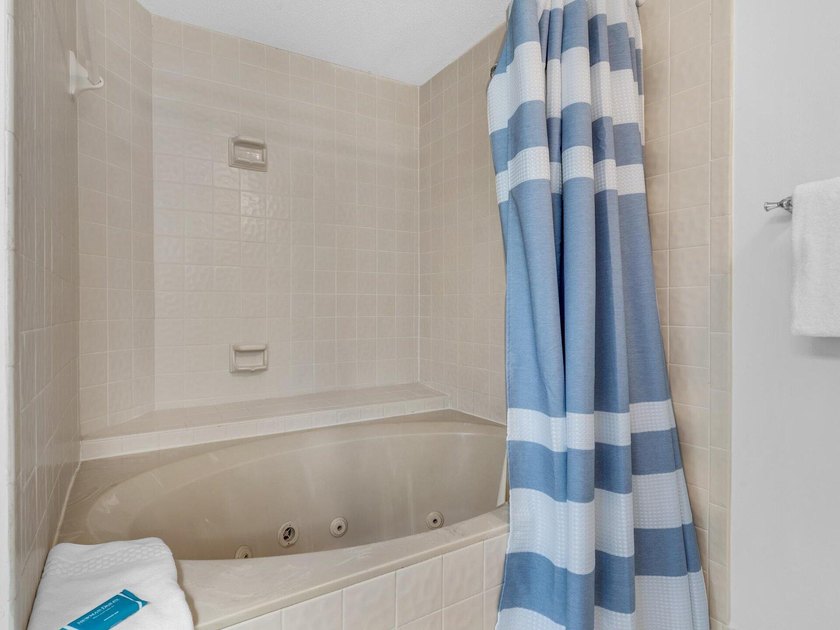 Discover the potential of this 3-bedroom, 3-bath condo located - photo 14