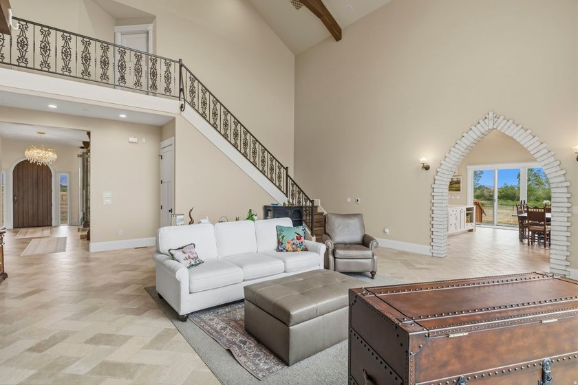 An exquisite custom estate where luxury, function, and serenity - photo 31