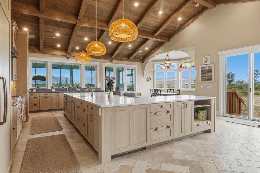 An exquisite custom estate where luxury, function, and serenity - photo 36