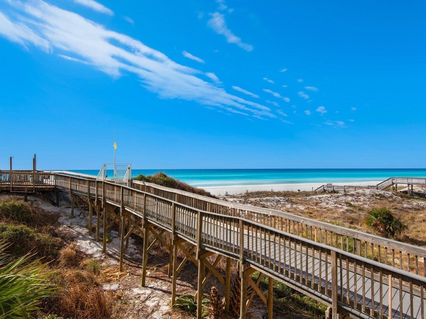 Discover the potential of this 3-bedroom, 3-bath condo located - photo 44