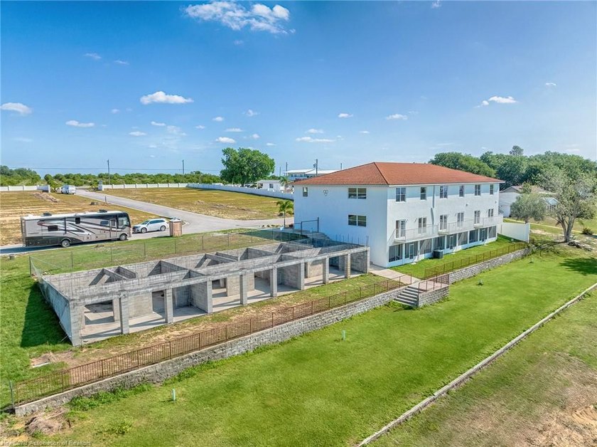 Like-New Luxury Lakefront Townhome - 4BR / 3.5BA / 3 Levels - - photo 11