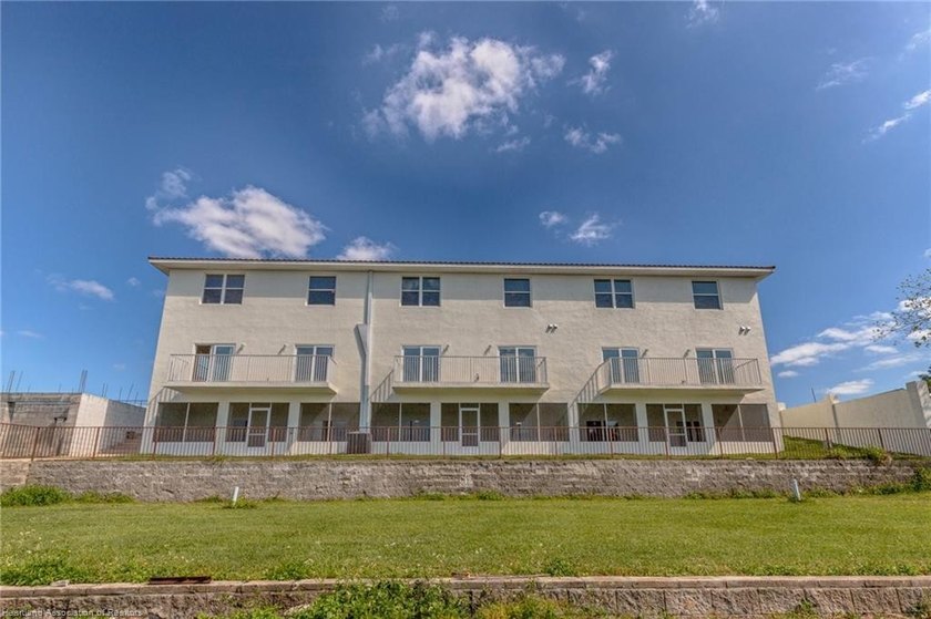 Like-New Luxury Lakefront Townhome - 4BR / 3.5BA / 3 Levels - - photo 12