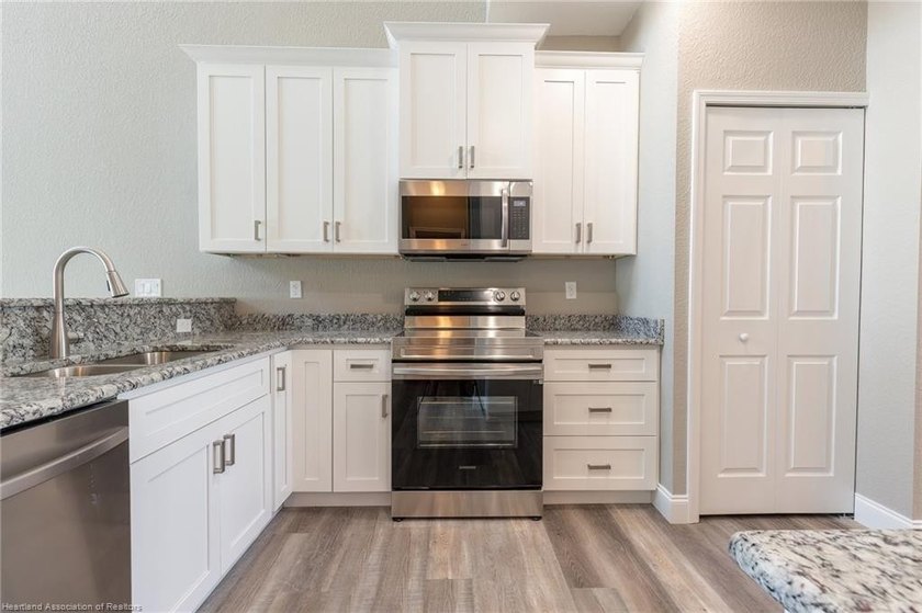 Like-New Luxury Lakefront Townhome - 4BR / 3.5BA / 3 Levels - - photo 23