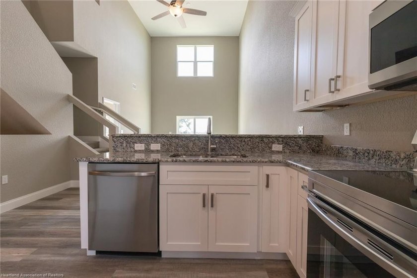 Like-New Luxury Lakefront Townhome - 4BR / 3.5BA / 3 Levels - - photo 24