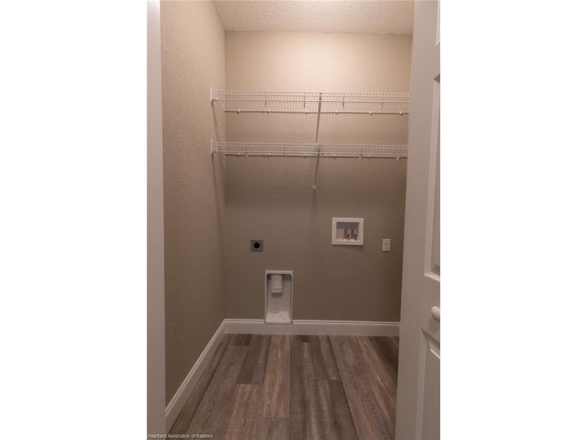 Like-New Luxury Lakefront Townhome - 4BR / 3.5BA / 3 Levels - - photo 29