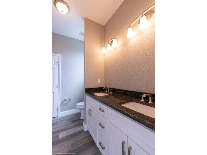 Like-New Luxury Lakefront Townhome - 4BR / 3.5BA / 3 Levels - - photo 41