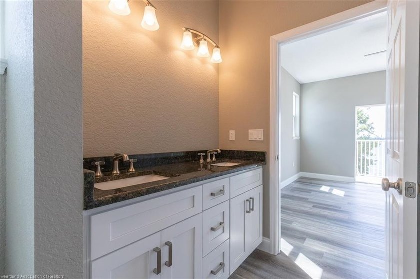Like-New Luxury Lakefront Townhome - 4BR / 3.5BA / 3 Levels - - photo 42