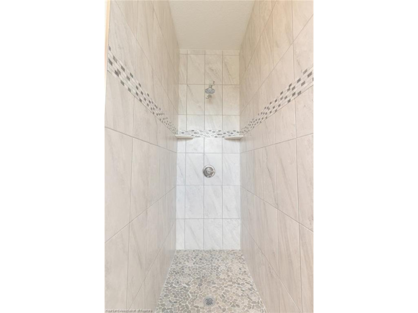 Like-New Luxury Lakefront Townhome - 4BR / 3.5BA / 3 Levels - - photo 46