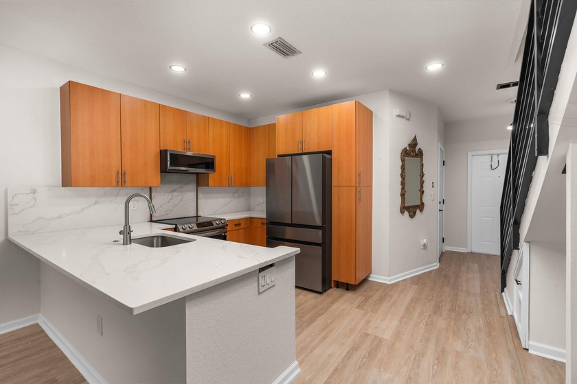Welcome to 2543 NW 31st Court in Oakland Park, a beautifully - photo 7
