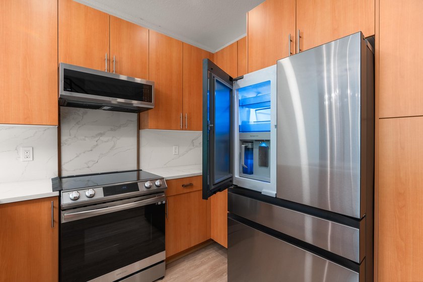Welcome to 2543 NW 31st Court in Oakland Park, a beautifully - photo 8
