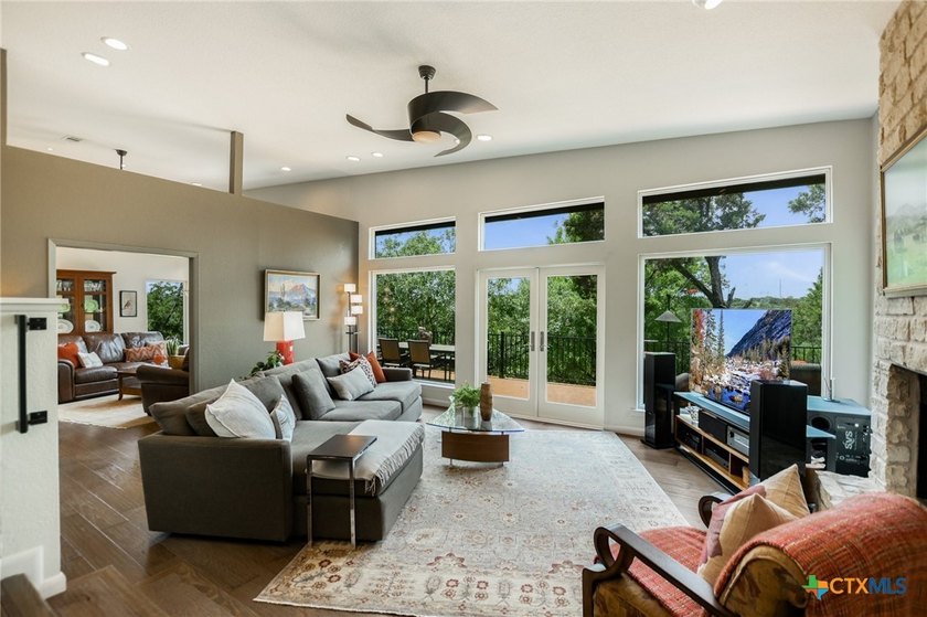 Experience gorgeous views, modern luxury, and a prime location - photo 3