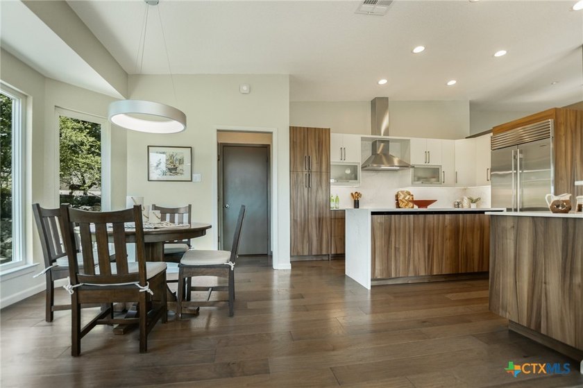 Experience gorgeous views, modern luxury, and a prime location - photo 8
